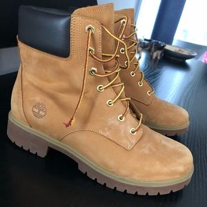 Barely-worn women’s Timberlands size 8.5